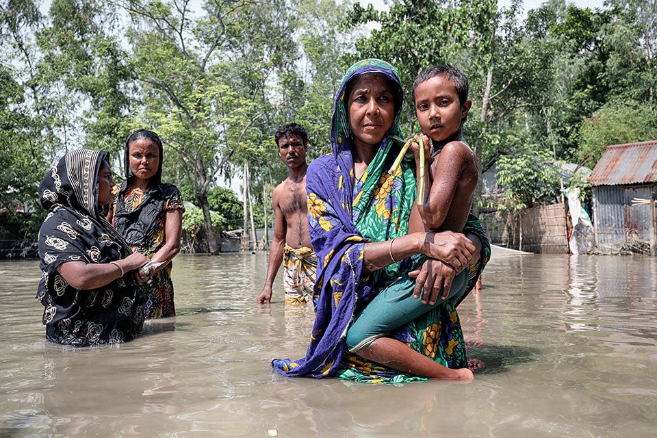 En 2019, cuando las inundaciones arrasaron con la vivienda de Nurun Nahar en una zona remota del distrito de Jamalpur, Bangladesh, tuvo que mudarse con su familia a un refugio.