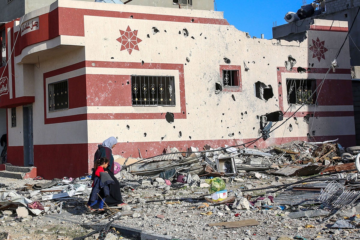 During a temporary ceasefire between Israel and Palestine in November 2023, Palestinian citizens return to their homes in the town of Khuza’a, inspecting homes that were destroyed by Israeli bombing in Gaza. Photo: UN Women/Samar Abu Elouf