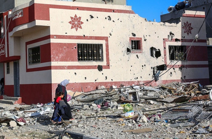 During a temporary ceasefire between Israel and Palestine in November 2023, Palestinian citizens return to their homes in the town of Khuza’a, inspecting homes that were destroyed by Israeli bombing in Gaza. Photo: UN Women/Samar Abu Elouf
