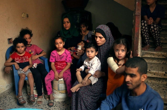 Más de un millón de mujeres y de niñas palestinas en Gaza afrontan un hambre devastadora sin apenas alimentos, agua potable ni acceso a letrinas operativas ni agua corriente, lo que las expone a riesgos que pueden ser mortales. 